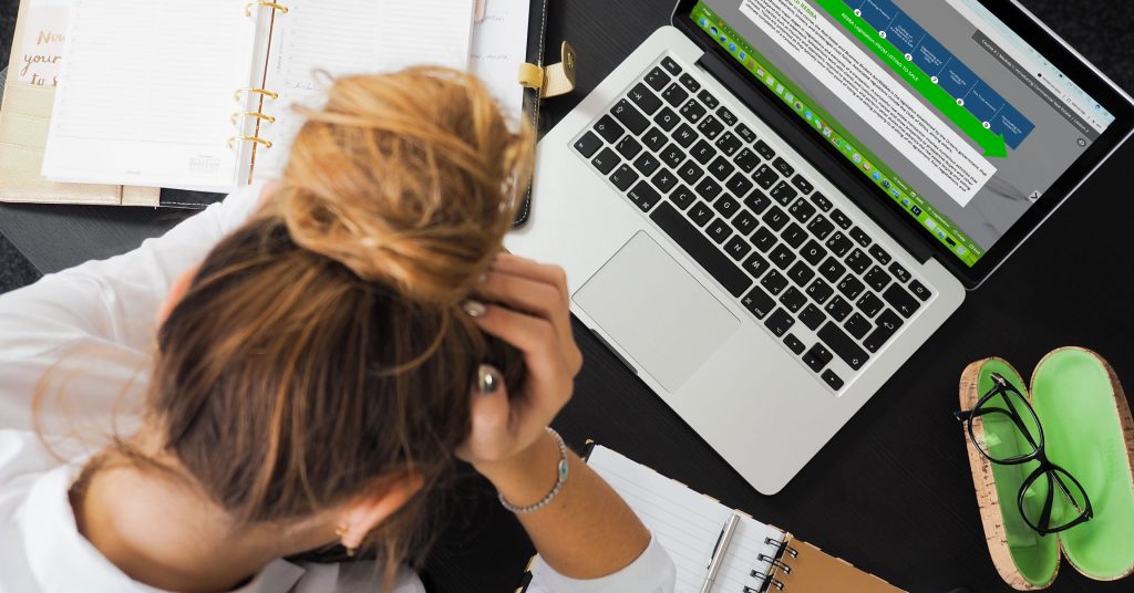 Student-at-desk-with-Humber-real-estate-course-on-screen